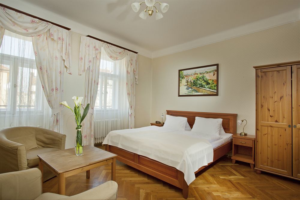 อู ซลาติค นูเซก Hotel ปราก ภายนอก รูปภาพ